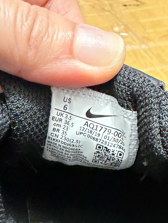 Nike Black Low-Top Sneakers with White Sole - Picture 3 of 7